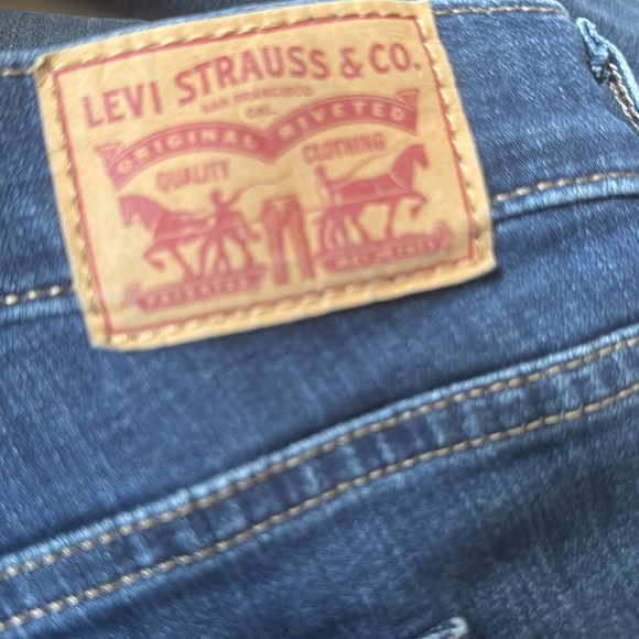 Levi’s Plus Size Women’s 311 Shaping Skinny Capri Denim Jeans 20W - Picture 2 of 2